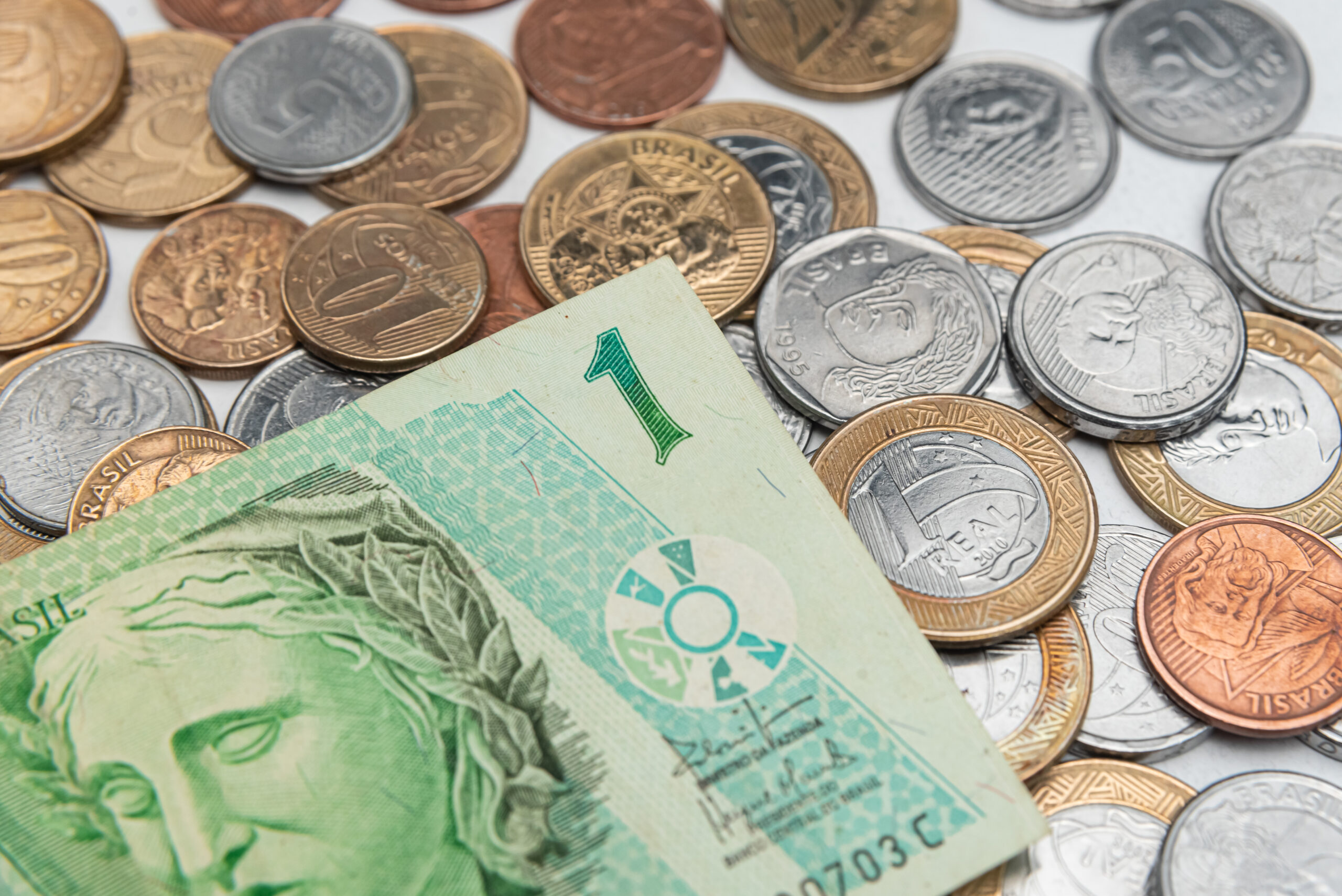 Economia brasileira em 2025: crescimento desacelera, mas mercado de trabalho sustenta a atividade